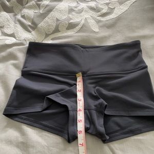 Lululemon size 4 wonder under booty shorts